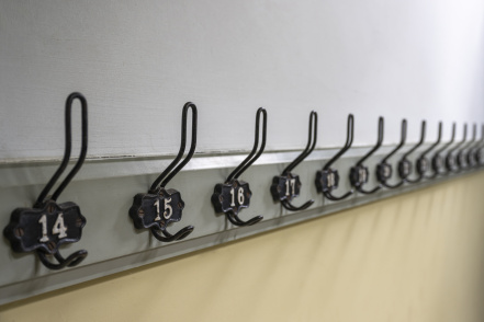 Image d'illustration pour : Des portes manteaux dans les toilettes - Projet 11